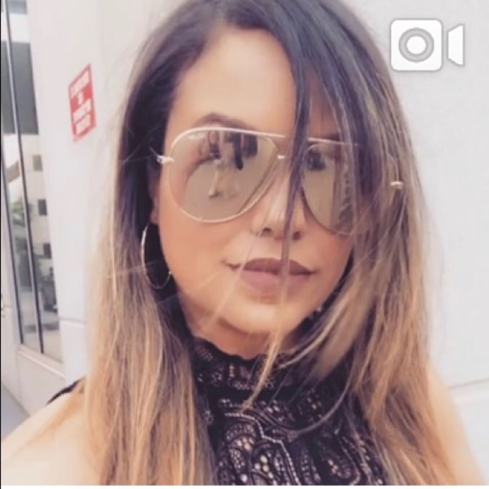 Meet your Posher, Monique PRESS ❤️ TO BOOKMARK